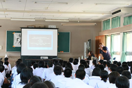 名護中学校進路学習会における講演の様子