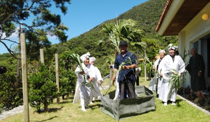 写真-1　船漕ぎの模倣（伊平屋村田名のウンジャミ）