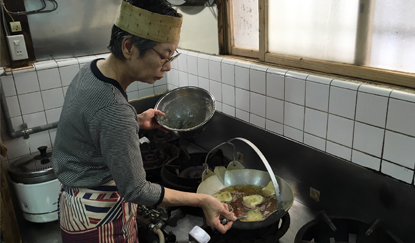 写真-１ 「美榮」の料理手順の記録保存（カタハランブーを調理する様子）