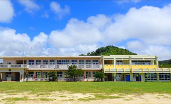 写真-1美ら島自然学校（旧嘉陽小学校）全景