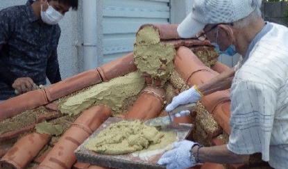 写真-4 赤瓦漆喰塗基礎 実習