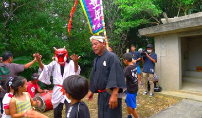 住民とともに踊るウニホーガナシ